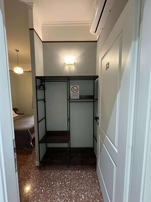 Habitación | Escritorio, tabla de planchar con plancha y cunas gratuitas 