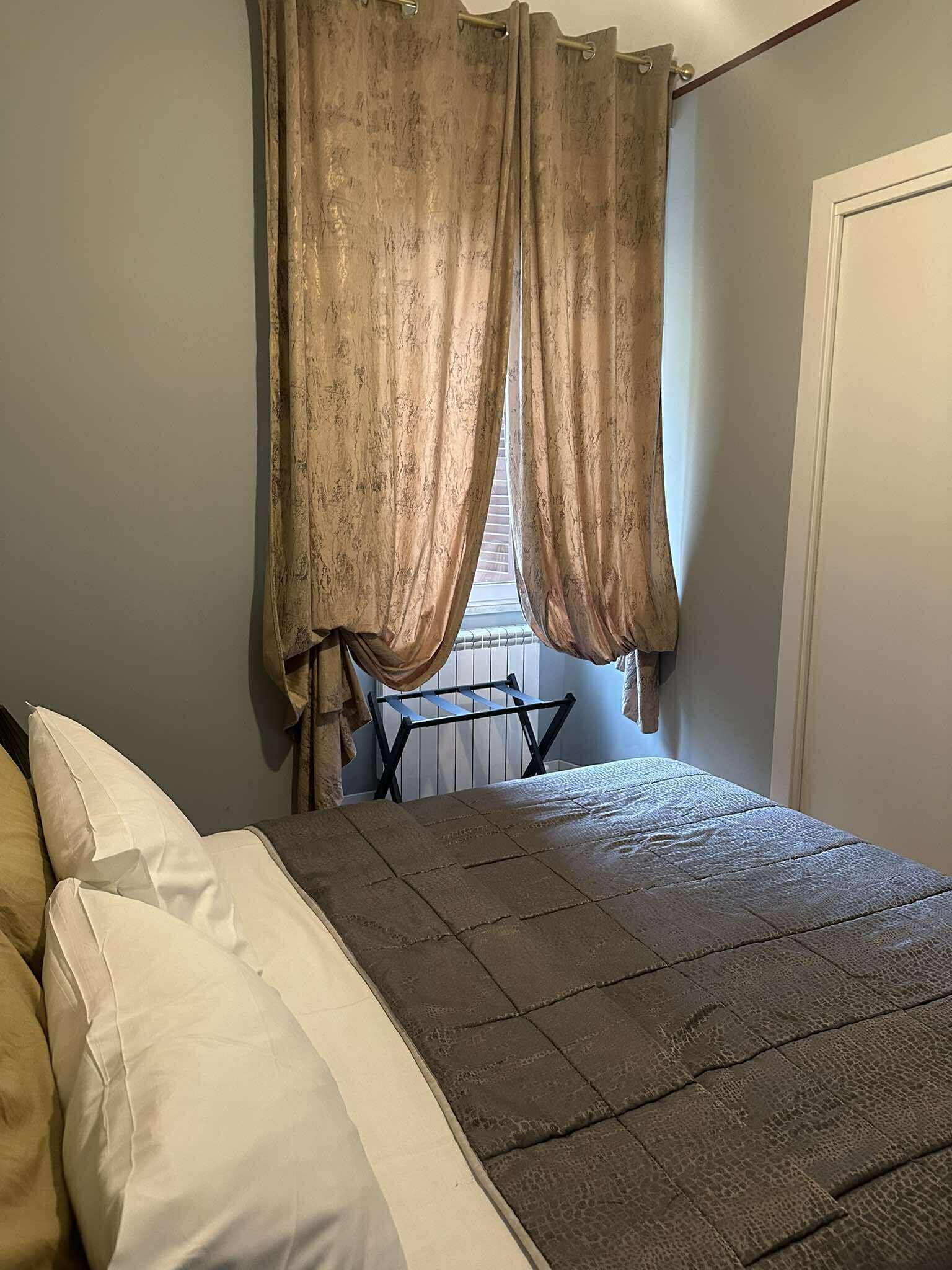 Habitación | Escritorio, tabla de planchar con plancha y cunas gratuitas 