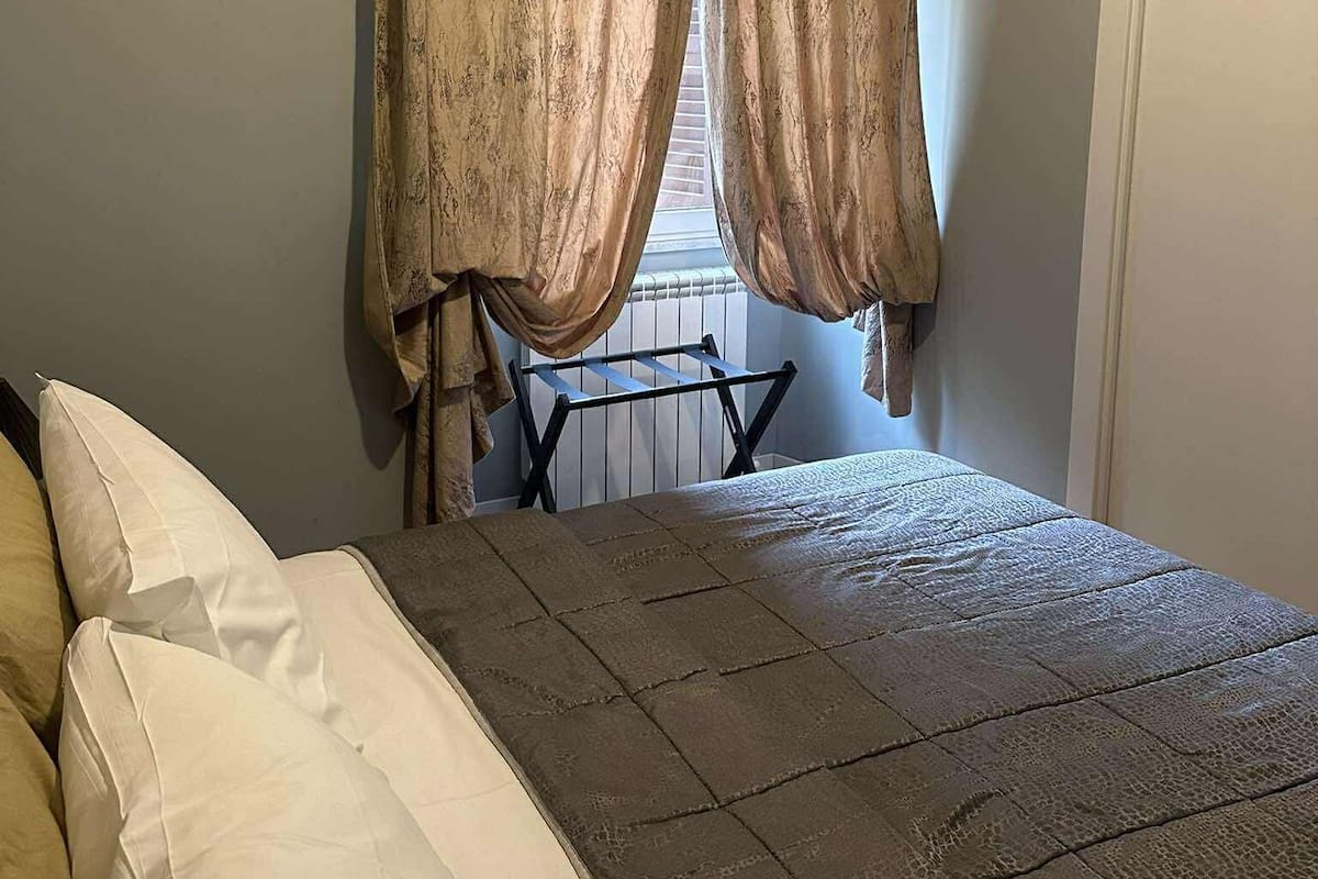 Habitación | Escritorio, tabla de planchar con plancha y cunas gratuitas