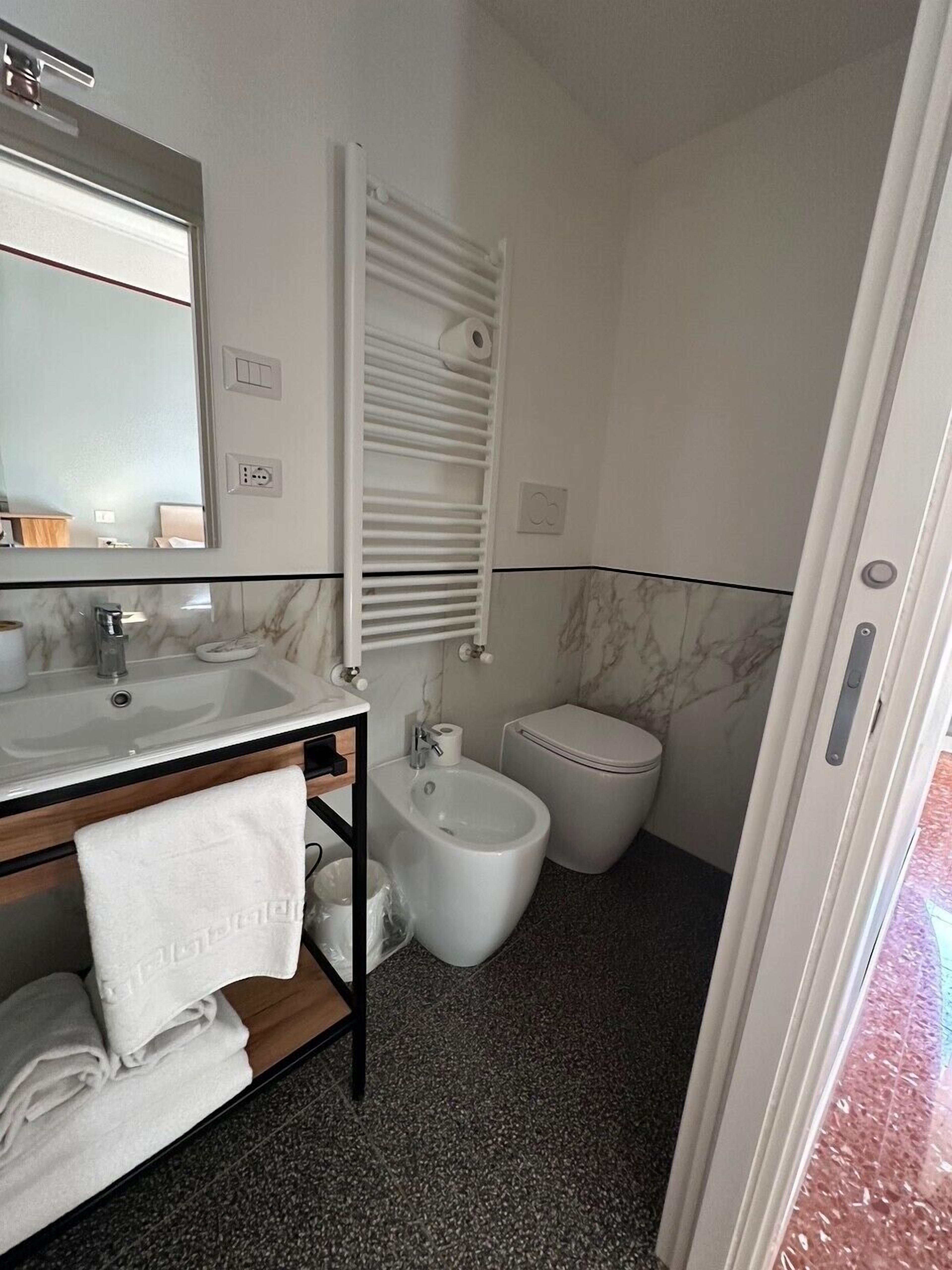 Habitación doble | Baño | Regadera, regadera tipo lluvia, amenidades de baño gratuitas 