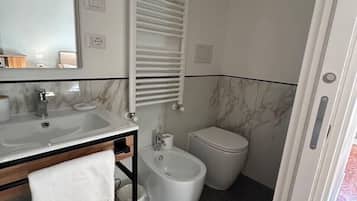 Habitación doble | Baño | Regadera, regadera tipo lluvia, amenidades de baño gratuitas