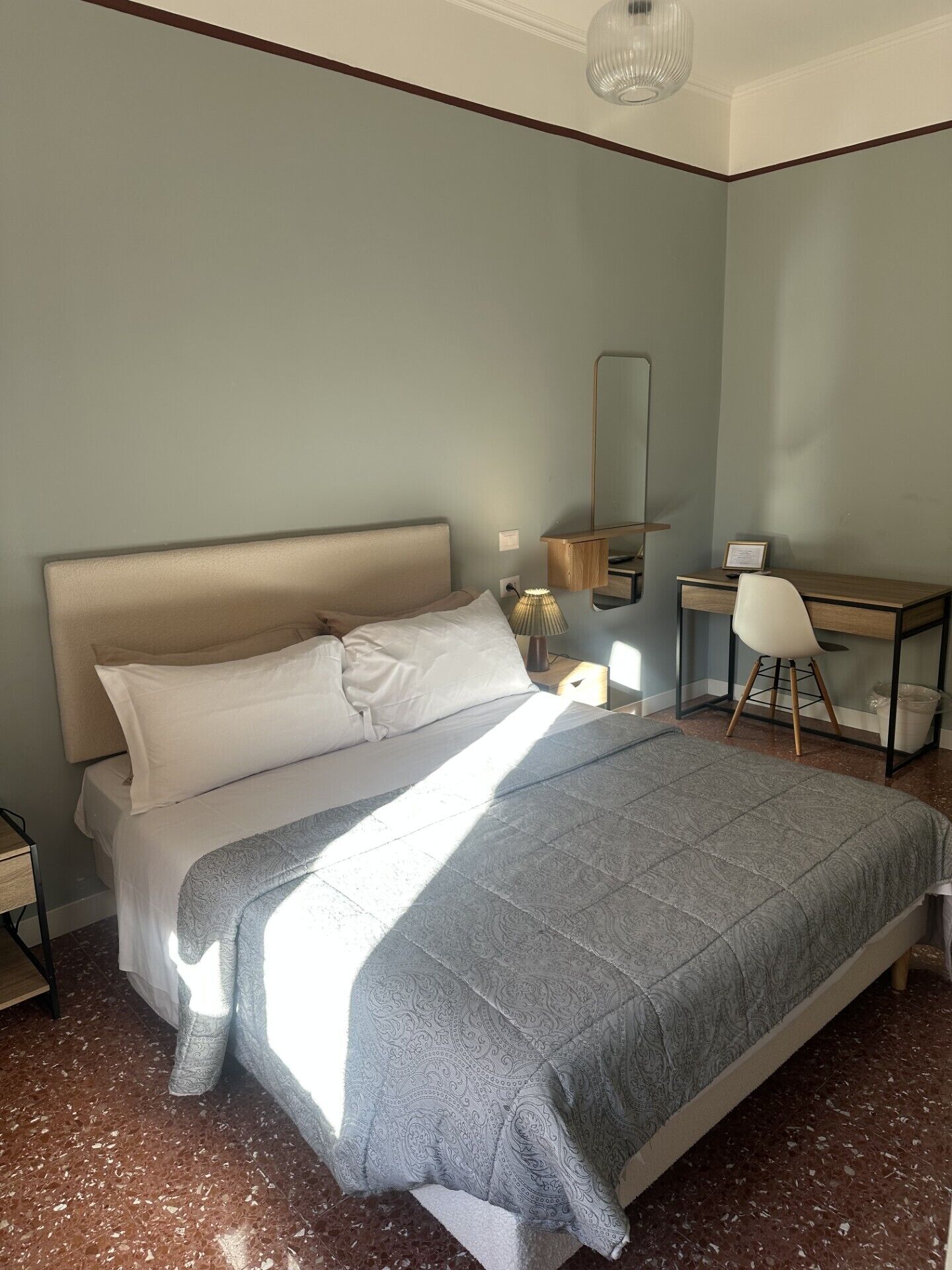 Habitación doble | Escritorio, tabla de planchar con plancha y cunas gratuitas 