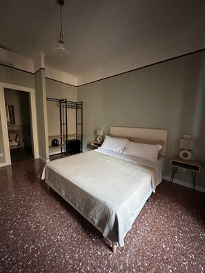 Habitación doble superior, 1 cama de matrimonio, baño privado, vistas a la ciudad | Escritorio, tabla de planchar con plancha, wifi gratis y ropa de cama