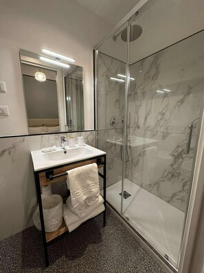 Habitación | Baño | Regadera, regadera tipo lluvia, amenidades de baño gratuitas 