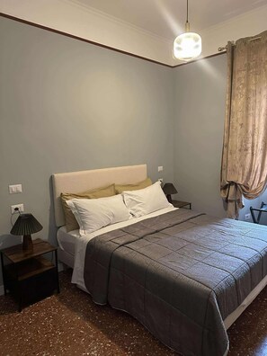 Habitación | Escritorio, tabla de planchar con plancha y cunas gratuitas 