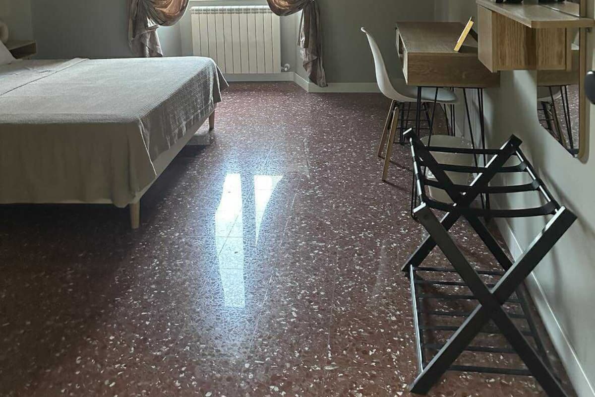 Habitación doble superior, vista a la ciudad | Escritorio, tabla de planchar con plancha y cunas gratuitas