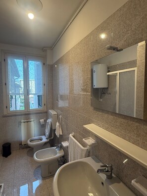 Shower, hair dryer, bidet, towels - House of Franka (Ravenna)