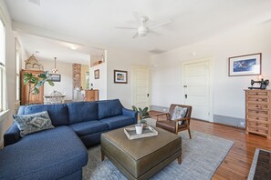 Televisio, kirjoja, työhuone