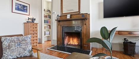 Televisión, libros y oficina