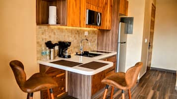 Deluxe-Apartment, eingeschränkter Meerblick | Eigene Küche | Kühlschrank, Mikrowelle, Herdplatte, Kochgeschirr/Geschirr/Besteck