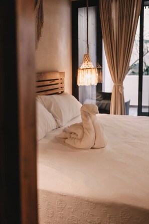 Deluxe studio suite, uitzicht op zee | Een kluis op de kamer, individueel gedecoreerd, individueel gemeubileerd