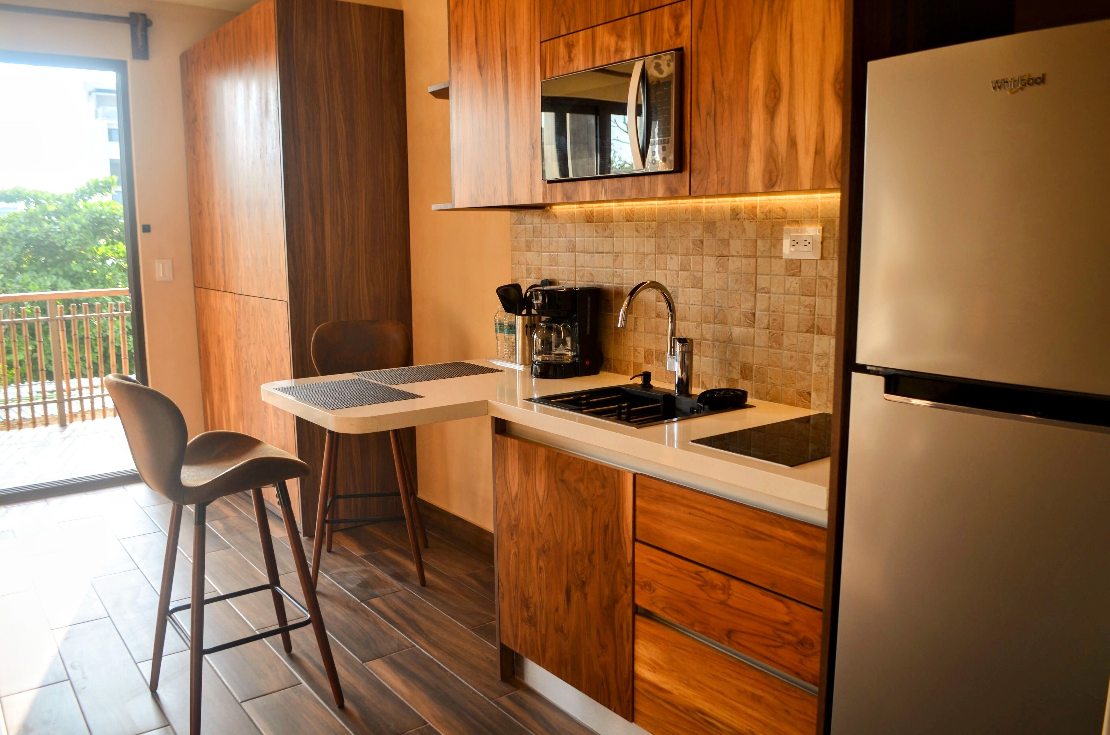 Appartamento Deluxe, vista mare parziale | Cucina privata | Frigorifero, microonde, piano cottura, pentole/stoviglie/utensili