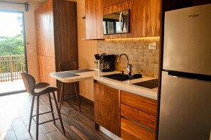 豪華公寓, 部分海景 | 私人廚房 | 電冰箱、微波爐、爐台、鍋具/餐盤/廚房用品