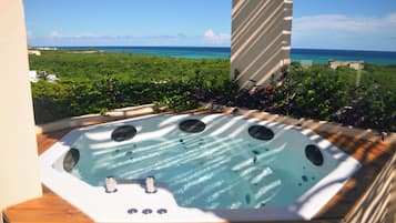 Tina de hidromasaje al aire libre