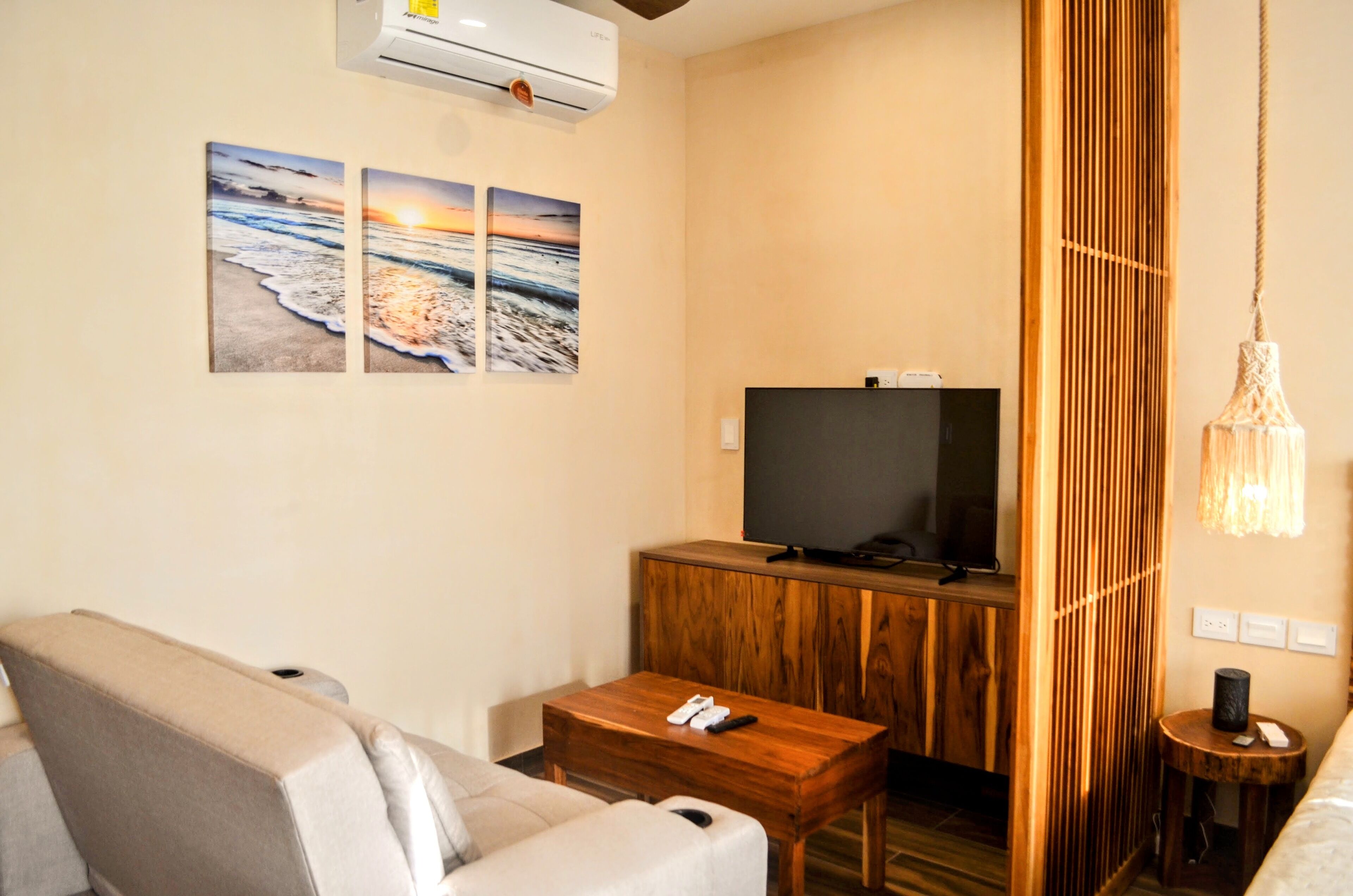 Departamento Deluxe, vista parcial al mar | Área de sala de estar