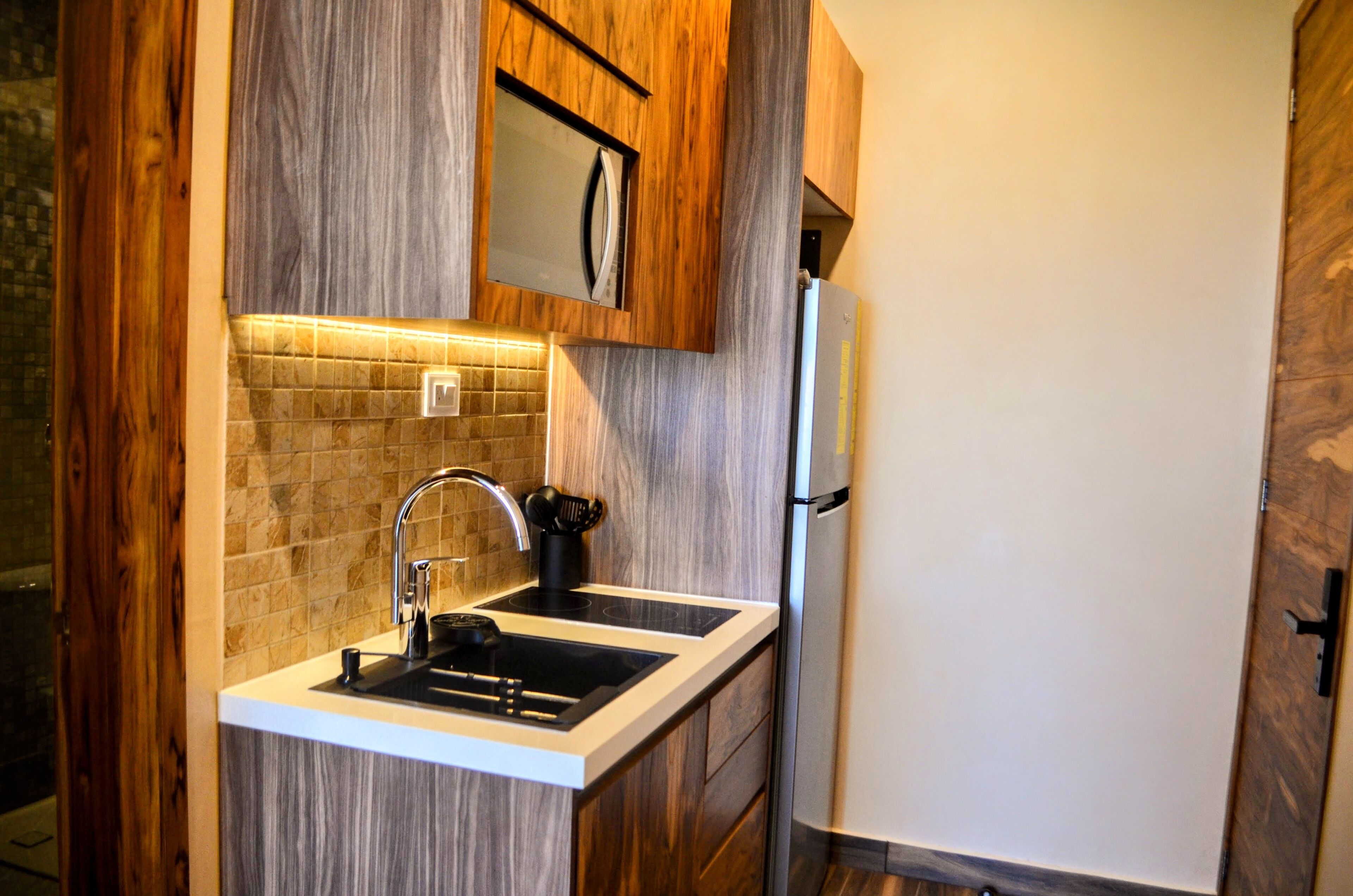 デラックス アパートメント シービュー | 専用キッチン | 冷蔵庫、電子レンジ、コンロ、調理器具と食器