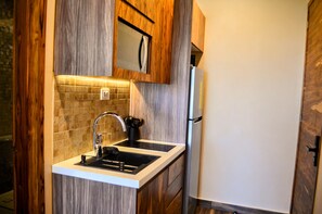 Căn hộ Deluxe, quang cảnh biển | Bếp riêng | Tủ lạnh, lò vi sóng, bếp nấu, dụng cụ nấu nướng/bát dĩa/dao nĩa 