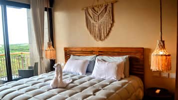 Caja de seguridad en la habitación y tabla de planchar con plancha