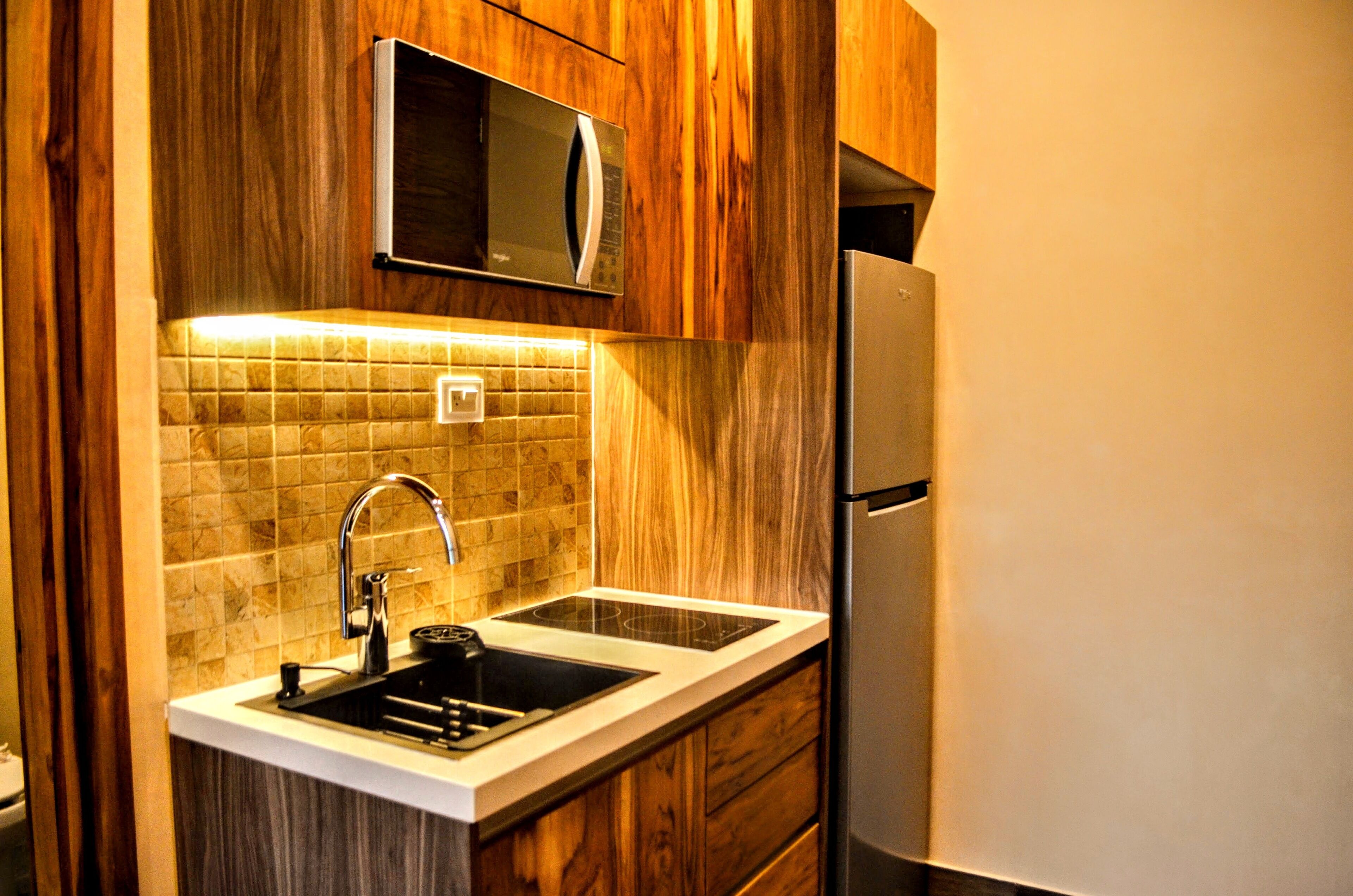 Departamento Deluxe, vista al mar | Cocina privada | Refrigerador, microondas, parrilla de estufa y utensilios de cocina 