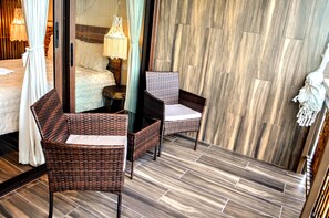 Caja de seguridad en la habitación y tabla de planchar con plancha 