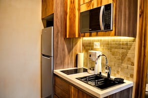 Studio Suite Deluks, pemandangan laut | Dapur pribadi | Lemari es, microwave, kompor, dan peralatan masak/sendok-piring