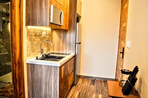 Estudi en suite Deluxe, vistes al mar | Cuina privada | Frigorífic, microones i placa de cuina 