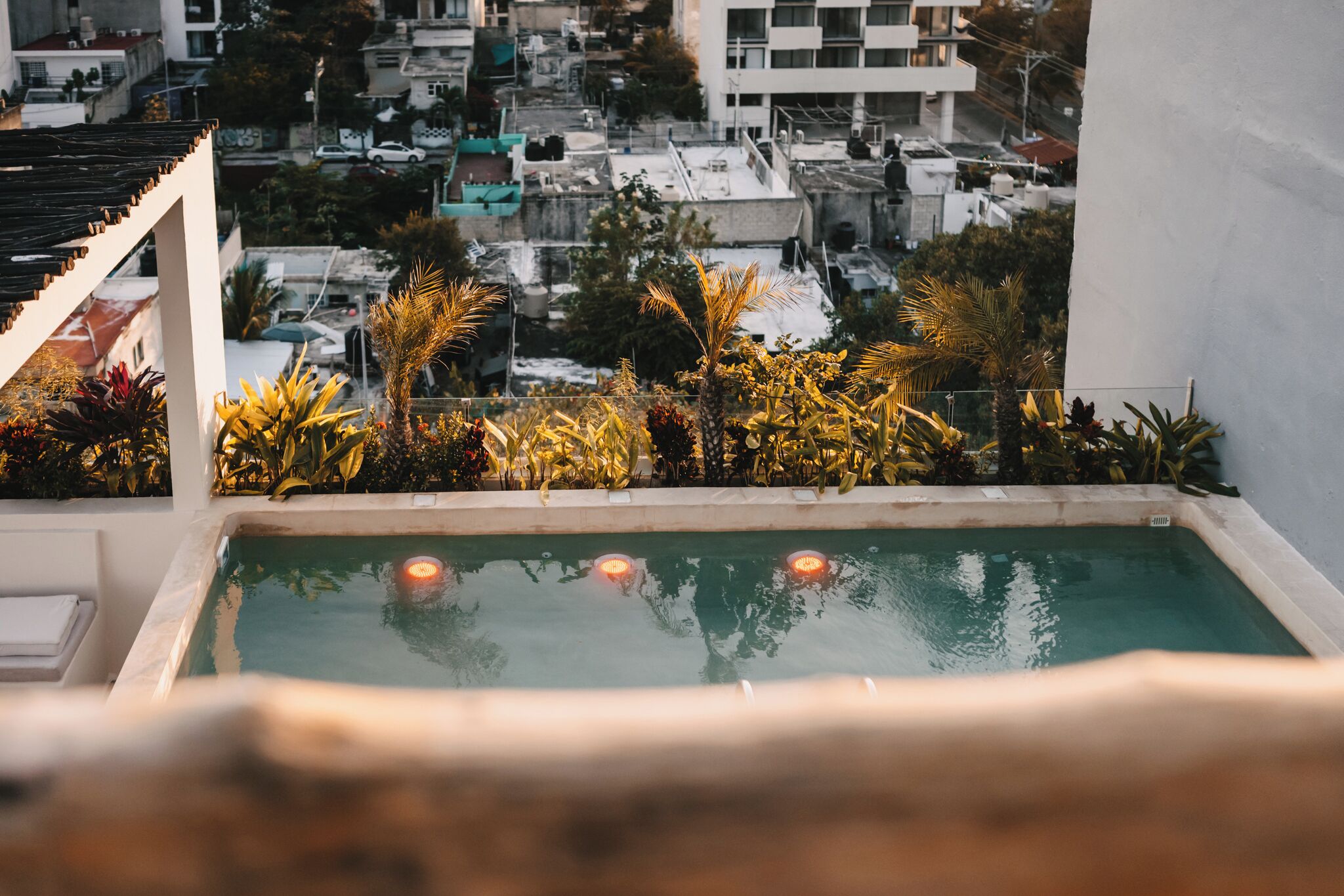 Ein Pool auf dem Dach mit Blick auf eine dicht bebautes Stadtgebiet.