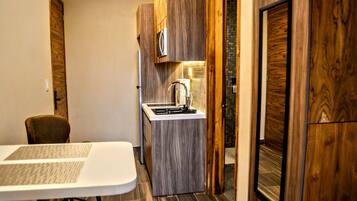 Deluxe Studio Suite, Sea View | Bahagian dalam