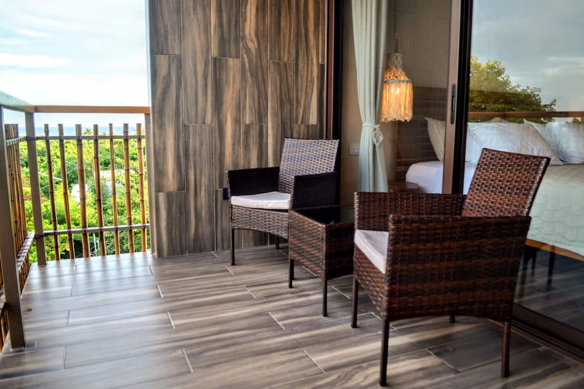 Deluxe studio suite, uitzicht op zee | Luxe beddengoed, een kluis op de kamer, een strijkplank/strijkijzer