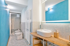 Dusche, Bidet, Handtücher