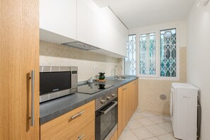 Kühlschrank, Mikrowelle, Geschirrspüler, Toaster