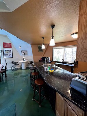 Private kitchen - Eco Dome House (Crestline)