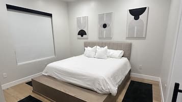 6 bedrooms, desk, iron/ironing board, travel crib