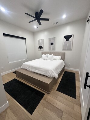 6 chambres, bureau, fer et planche à repasser, lit de bébé portatif