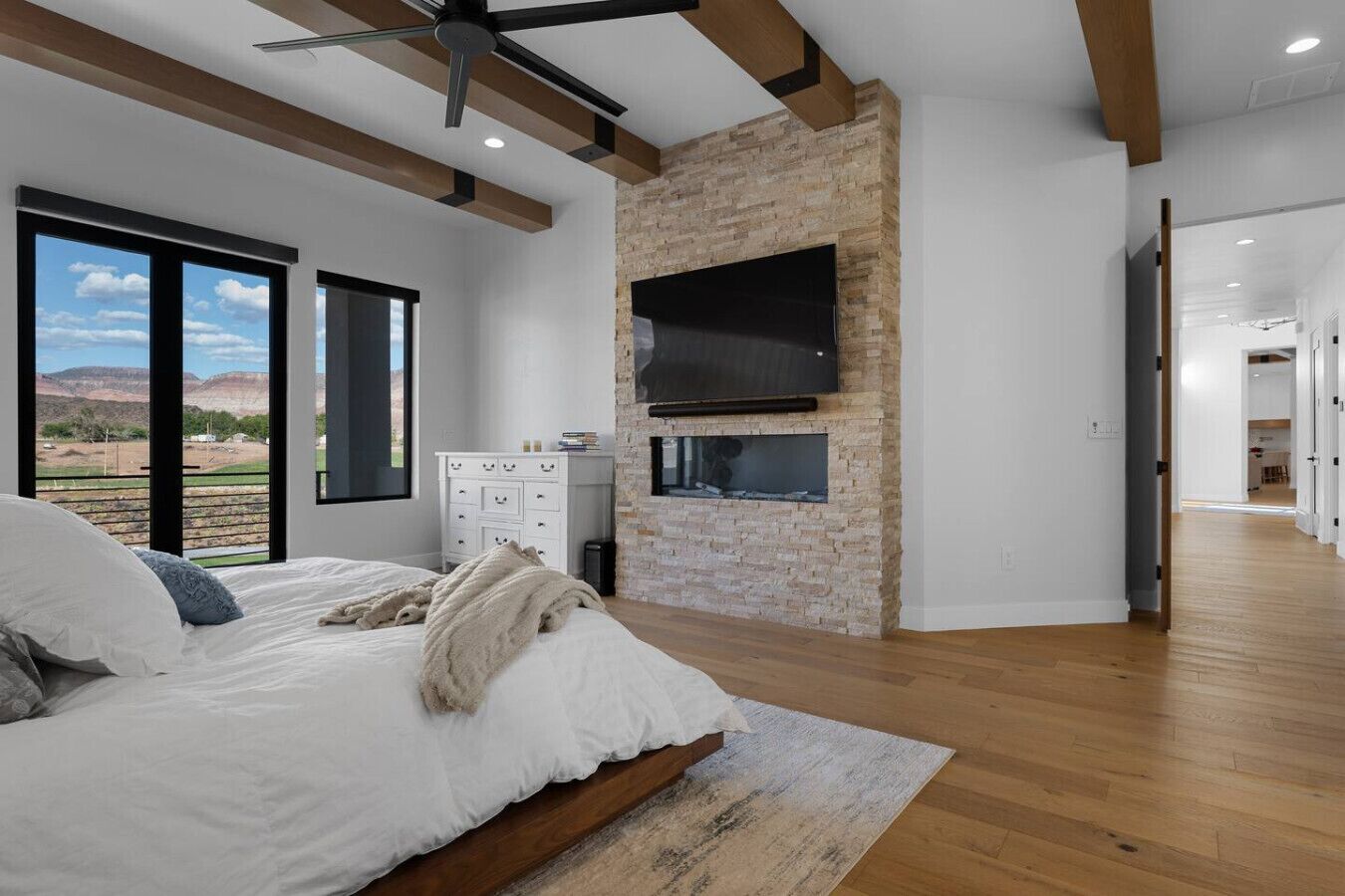 5 bedrooms, desk, iron/ironing board, travel crib