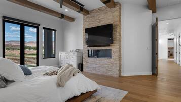 5 habitaciones, escritorio y tabla de planchar con plancha