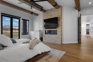 5 habitaciones, escritorio y tabla de planchar con plancha