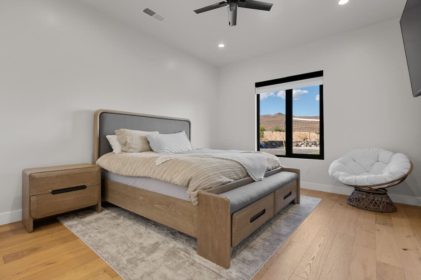 5 habitaciones, escritorio y tabla de planchar con plancha 