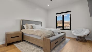 5 habitaciones, escritorio y tabla de planchar con plancha