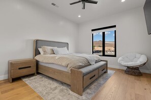 5 habitaciones, escritorio y tabla de planchar con plancha 