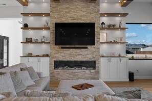 Televisión, chimenea, videojuegos y estéreo