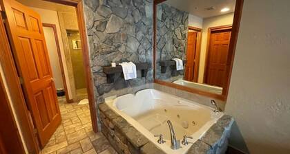 Luxury 5-pers Ski Villa right at Canyon Lifts Available Spring Break!