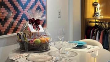 Deluxe Suite, City View | Dining