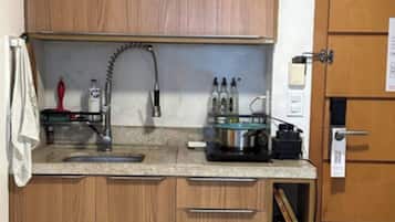 Deluxe Suite, City View | Private kitchen