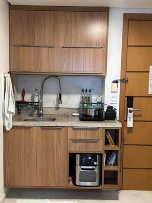 Deluxe Suite, City View | Private kitchen - Skyline flat intercity  (Manaus)