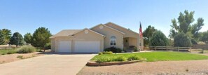 Exterior - Charming 3-bedroom house with office by Desert Hawk Golf Course (Pueblo West)