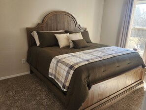 3 bedrooms, WiFi, bed sheets - Charming 3-bedroom house with office by Desert Hawk Golf Course (Pueblo West)