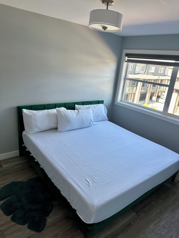 Tabla de planchar con plancha, wifi y ropa de cama 