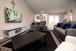 Living area - Full Family Stay Near At&t, Ballpark, 6 Flags & Airport (Grand Prairie)