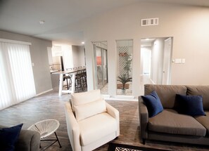 Living area - Full Family Stay Near At&t, Ballpark, 6 Flags & Airport (Grand Prairie)